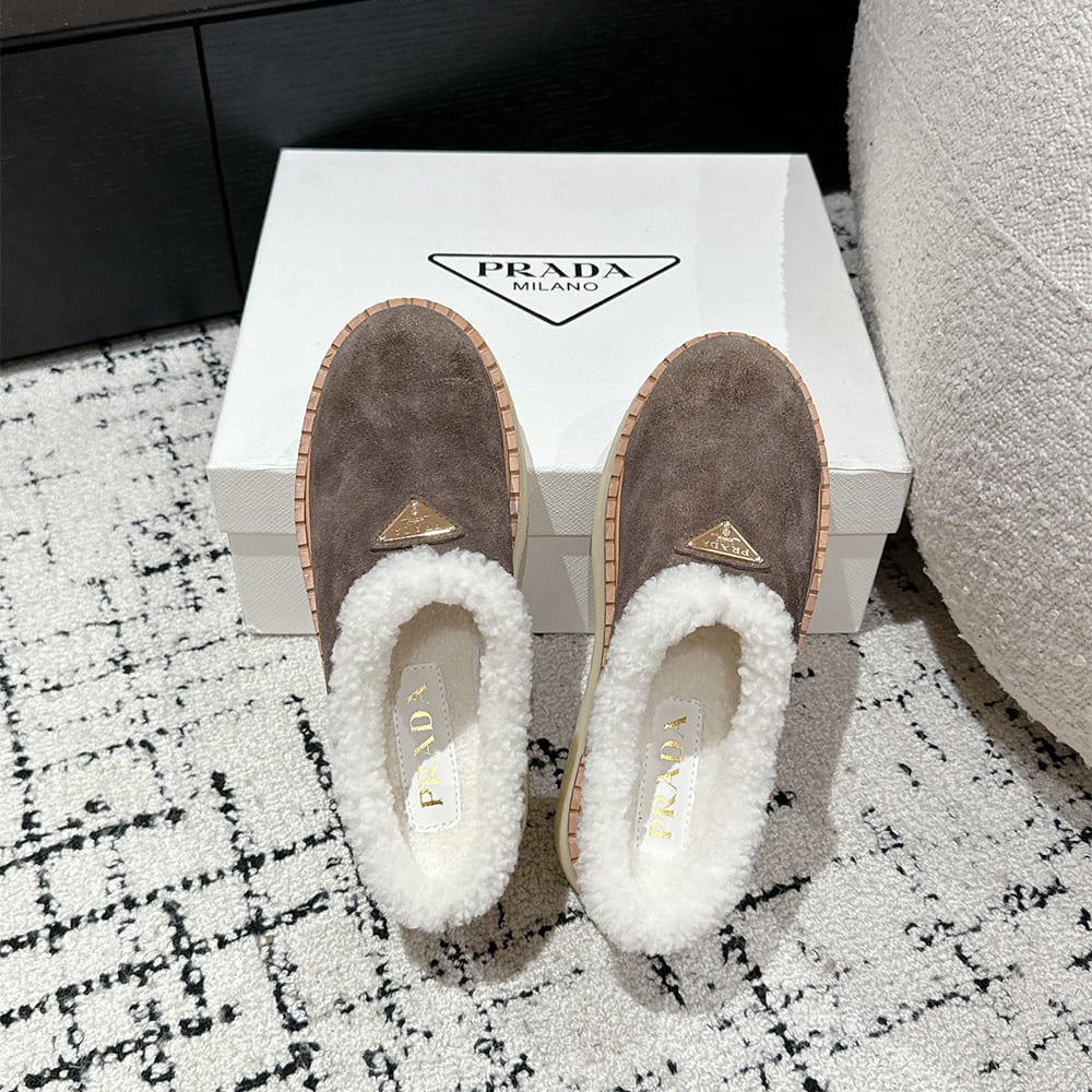 Pra*a Suede slippers