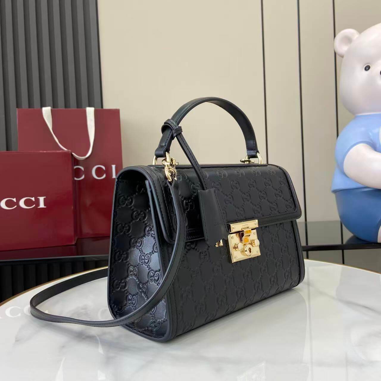 Gvc*1 PADLOCK MEDIUM TOP HANDLE BAG
