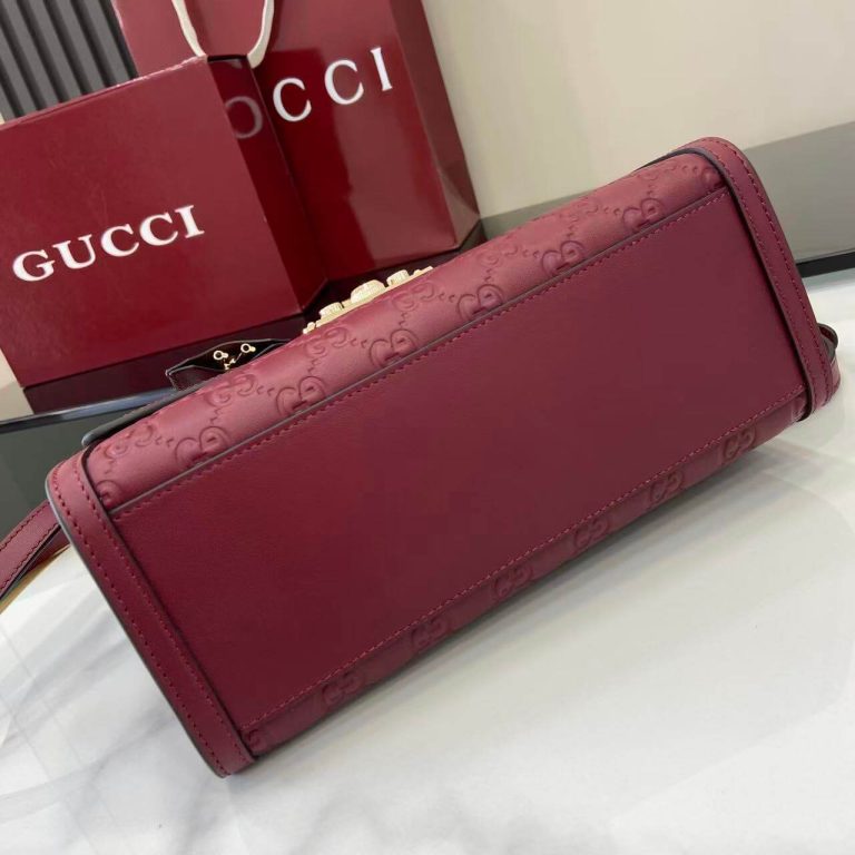 Gvc*1 PADLOCK MEDIUM TOP HANDLE BAG
