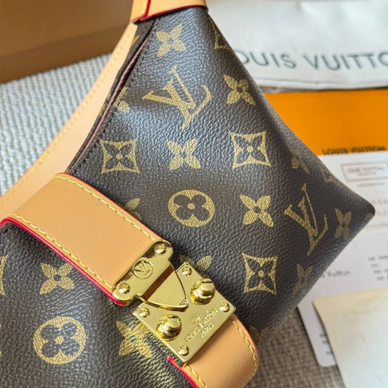 LV POCHETTE MIA