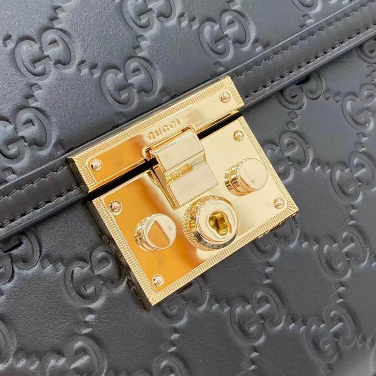 Gvc*1 PADLOCK MEDIUM TOP HANDLE BAG