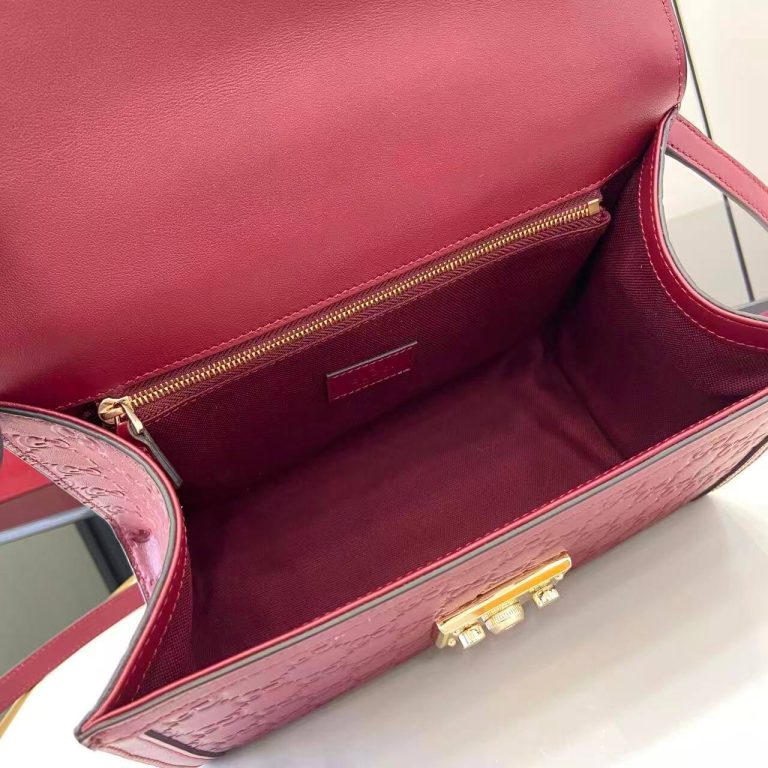 Gvc*1 PADLOCK MEDIUM TOP HANDLE BAG